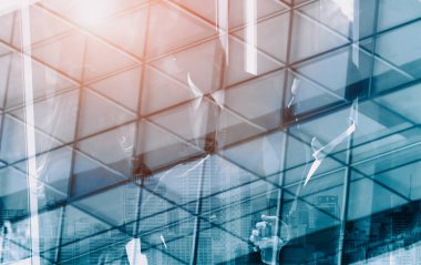 Ofis binası ve iş anlaşmasının başarısını gösteren grup toplantısıyla solmuş iş dünyasının soyut geçmişinin çift pozlu görüntüsü. uds