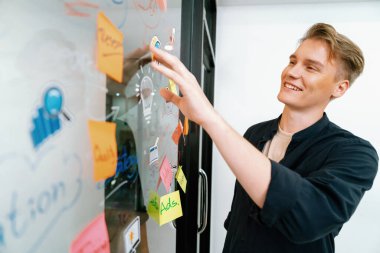 Kafkasyalı profesyonel iş adamının zihin haritası ve renkli yapışkan notlar kullanarak iş pazarlama fikrini kendine güvenle sunuşunun yakın görüntüsü. Proje konseptini başlat. Portre. Tertemiz..