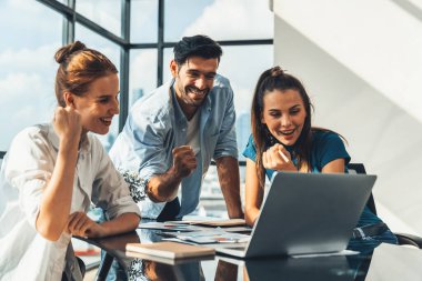 Bir grup mutlu iş adamı başarılı projelerini kutluyor. Profesyonel iş adamları modern ofisteki projeleriyle gurur duyuyorlar. Başarılı takım çalışması, mutlu iş arkadaşı, iş yeri. İzleme.