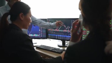 Hisse senedi borsası pazarlamasını analiz eden yavaş çekim şirketindeki yatırımcılar, kayıp için mum bar fiyatını analiz eden monitörlere bakıyor ve kazanç ve kâr elde ediyor. Filizlenen