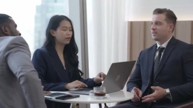 Şehir siluetine bakan süslü ofis, çeşitlilik uzmanlığı iddialı iş genişletme veya stratejik pazarlama tartışmaları. Finansal danışman, danışmanlık sektörü öngörüleri ve fikir verir