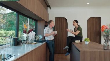 Sevimli yaşlı çift, ellerinde kahve fincanı tutarken mutlu bir şekilde güzel olaylardan ya da mutfaktaki haberlerden bahsediyorlar. Neşeli büyükbaba ve büyükannenin mutlu bir ilişkileri ve aileleri var. Uyumsuzluk.