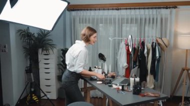 Kadın Etkilenen Vlog video görüntülerini canlı yayınlıyor Makyaj primi sosyal medya veya blog. Kozmetik stüdyosu ışıklandırmalı mutlu genç kız çevrimiçi pazarlama oturumu yayını için..