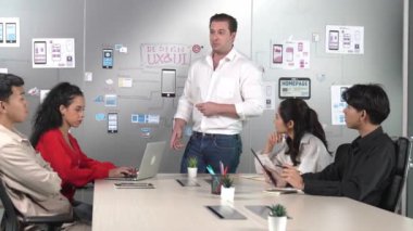 Bir grup profesyonel iş adamı Ux ve Ui tasarımı hakkında konuşuyor. İşbirlikçi çeşitli iş adamları pazarlama planı hakkında beyin fırtınası yapıyor. Birlikte çalışan iş adamları. Yönlendirici.