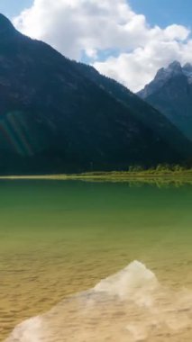 Zaman Hızı - İtalya 'daki Dolomites Dağı güneşli bir günde göl suyuna yansıyan güzel gökyüzü yansıması. Landro Gölü veya Lago di Landro Durrensee Güney Dolomites, Kuzey İtalya.