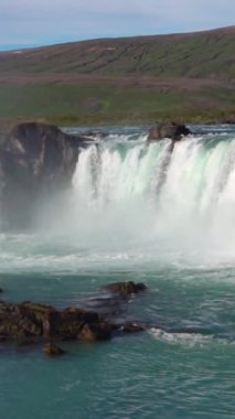 Godafoss İzlanda şelalesinin yavaş çekimleri: Tanrıların şelalesi İzlanda 'da ünlü bir şelaledir. Godafoss Şelalesi 'nin nefes kesen manzarası turistleri Kuzey İzlanda' ya davet ediyor..