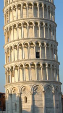 Pisa, İtalya 'da Eğik Pisa Kulesi. Pisa Kulesi, İtalya 'nın istenmeyen eğilimiyle dünya çapında tanınıyor. Çan kulesi Pisa Katedrali 'nin arkasında..