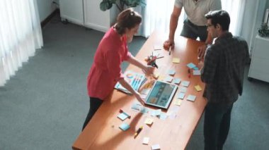 Yöneticinin yapışkan not üzerine fikir yazması ve web tasarımı hakkındaki fikri açıklaması. Profesyonel pazarlama ekibi ya da programcı renk paletli tablete bakarken beyin fırtınası fikri. Sempozyum.