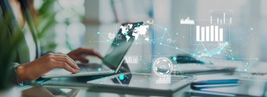 İş adamı, tahminsel büyük veri modellerinden gerçek zamanlı analizlere uzanan eğilim ve içgörüleri ortaya çıkarmak için veri analizlerini derinlemesine inceleyerek, veri güdümlü kararların analitik endüstriyi nasıl ileri götürdüğünü öğrenir