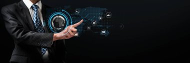 İş adamı, tahmin edilen büyük veri modellerinden gerçek zamanlı analizlere uzanan eğilimleri ve görüşleri ortaya çıkarmak için veri analizlerini derinlemesine inceleyerek, veri güdümlü kararların analitik endüstrileri nasıl ileri götürdüğünü öğrenir Faas