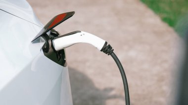Elektrikli taşıt teknolojisi konut alanı ya da EV akü şarjı için ev şarj istasyonu olarak kullanılır. Gelecekteki çevre için temiz ve sürdürülebilir enerji ile çevre dostu ulaşım. Eşzamanlama