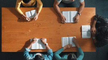 Dua etmenin en üst mertebesinde, Tanrı 'ya İncil, inanç, maneviyat ve dinle birlikte dua ederken kitap okumak var. Çeşitli insanların İncil 'i tutarken ve ona bakarken hava görüntüsü. Sempozyum.