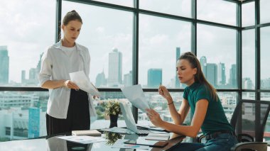 Yönetici müdürü dikkatle dinlerken akıllı iş kadını projeye başlıyor. Profesyonel iş ekibi birlikte çalışıyor, iş fikrini paylaşıyor, tartışıyor, düşünüyor. İzleme