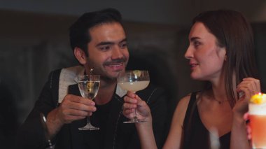 Akıllı bir çift, martiniyle kadeh kaldırıyor zeytinli martini ve margaritanın tadını çıkartıyor keyifli sohbetler ederek keyifli sohbetler ediyor gece kulübünde özel bir şeyler içiyoruz. Vinosity.