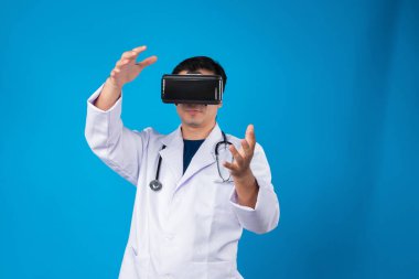 VR kulaklık takan zeki doktor tıp araştırmaları ile metabolizma dokunmatik ekranı fütüristik teknoloji hologramı sanal gerçeklik zeki meta-dünya mavi arka planı izole eder. Entrika.