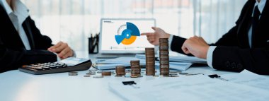 İş zekası analisti dizüstü bilgisayardaki BI yazılımını kullanarak finansal veri göstergesini ve büyüme destesini analiz ederek iş teknolojisini sembolize ediyor. Panorama 'da yatırım kararı. Kurnaz.