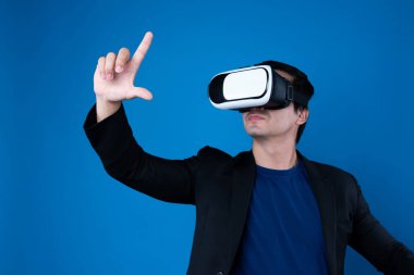 VR kulaklık takan profil işadamı, metaevren dokunmatik zoom 'u sanal gerçeklikte mavi arkaplan fütüristik teknolojisini izole ederek ilginç iş verilerine bağlamaya çalışıyor. Entrika.