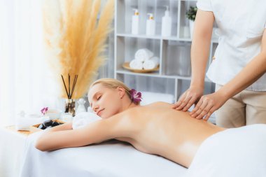 Kafkasyalı kadın müşteri stres önleyici spa masajının keyfini çıkarıyor ve lüks otel ya da oteldeki gündüz açık ortam güzellik salonunda güzellik teniyle eğleniyor. Sessiz.