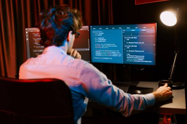 Uygulama pc ekranları ile çevrili çevrimiçi yazılım geliştirme bilgilerini yoğunlaştıran IT geliştiricisi, neon modern ofis evindeki web sitesinde yazılım için program yaratıyor. Toplayıcı.