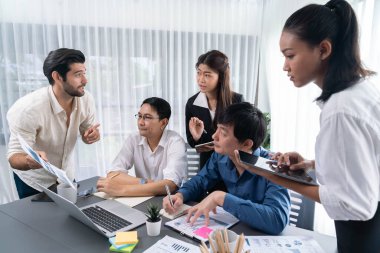 Veri analistleri ofis çalışanlarından oluşan bir ekip, mali, trend ve pazarlama verilerini analiz etmek için iş istihbaratı BI gösterge paneli üzerinde işbirliği yapmaktadır. BI yazılım kullanım sürücüsü iş başarısı. Tedbirli