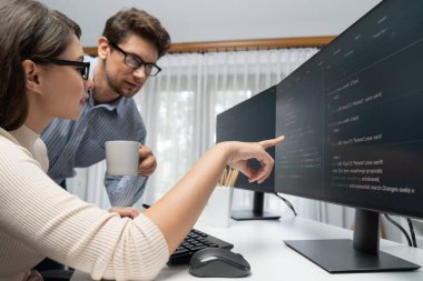 Takım becerisi geliştiricileri programı en yeni kodlama yaratıcı web sitesi planlama yazılım projesini iki bilgisayar ekranında düşünerek, ofiste tam yığın veri analizi ile karşılaştırıldığında. Varsayım.