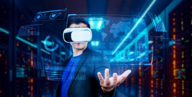 Proje yöneticisi veri merkezinde VR gözlük takarken mali hologram tutuyor. Artırılmış gerçeklik teknolojisi kullanarak pazarlama verilerine bakıp erişen profesyonel bir iş adamı. Yaratıcılık.
