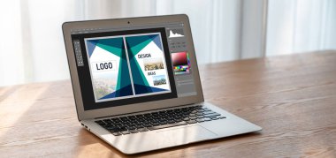 Web sayfasının modern tasarımı ve bilgisayar ekranında gösterilen ticari reklamlar için grafiksel tasarımcı yazılımı