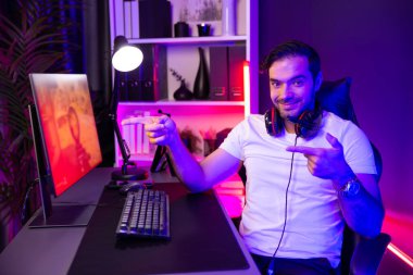 Akıllı oyun flaması modayla kameraya bakıyor, savaş takımını oynuyor yan ekrandaki savaş gemisine silah çekiyorlar, dijital neon ışıklı stüdyo odasında kulaklık kullanıyorlar. Tahmin et..