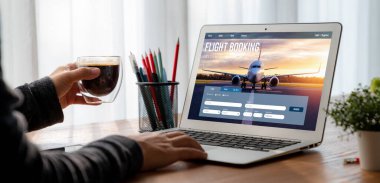 Online uçuş rezervasyon sitesi mod rezervasyon sistemi sağlar. Seyahat teknolojisi kavramı .