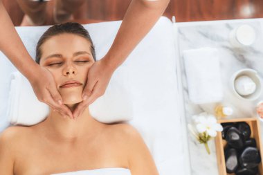 Panorama 'da kadınların stres önleyici kafa masajından ve lüks tatil beldesi veya otel spa salonundaki modern ışık ortamında yüz güzelliği eğlencelerini şımartmaktan hoşlandığı bir manzara var. Sessiz.