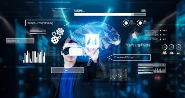 Yapay zeka yardımıyla veri merkezinde duran kulaklıklı bir iş adamı. Proje yöneticisi hologramı işaret ediyor ve pazarlama planı için artırılmış gerçeklik gözlüğü ve yapay zeka sohbeti kullanıyor. Yaratıcılık.