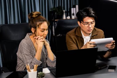 İşletme planlama için gerekli belgeleri birlikte tartışan yöneticiler gece geç saatlerde modern iç işlerinde pazar payı verileri üzerinde çalışıyorlar, yeni bir şirketin son teslim tarihi projesinde çalışıyorlar. İnfobahn.