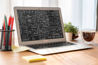 Bilgisayar ekranında bilim ve eğitim kavramını gösteren matematiksel denklemler ve modem formülü