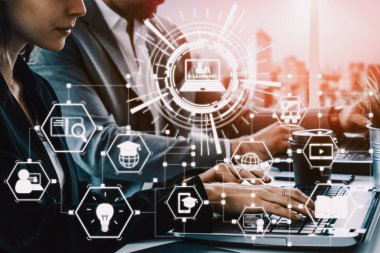 E- öğrenim ve Öğrenci ve Üniversite Konsepti Online Eğitim. Dijital eğitim kursunun teknolojisini gösteren grafik arayüzü insanların her yerden uzaktan öğrenmelerini sağlıyor. uds