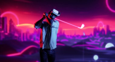 Sanal dünyaya girmek için sanal gözlük takan beyaz bir adam metaevrende golf oynuyor. Sanal gerçeklik gözlüğü kullanan yakışıklı oyuncu neon golf sahasına giriyor. Yenilik. Spor. Sapma.