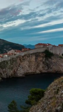 Hırvatistan 'ın Dubrovnik kentinin Zaman Hızı - Hırvatistan' ın Dubrovnik Eski Kenti 'nin tarihi duvarı Hırvatistan' ı ziyaret eden turistler için önemli bir seyahat noktası. Dubrovnik UNESCO Dünya Mirası olarak listelendi.