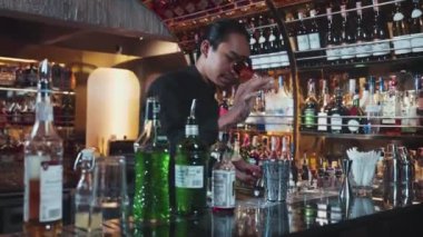 Asyalı barmenin karışık kokteyl likörünü likör karışımına katması, özel reklamı yaratıcı, canlandırıcı, bar lüksünde canlandırıcı bir vitrin haline getiriyor. Vinosity.