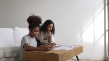 Stresli Afrikalı Amerikalı kadınların kredi kartı borçlarıyla ilgili mali sorunları var. Kötü kişisel para ve ipotek yönetimi krizi kavramını çok önemli ölçüde karşılıyorlar..