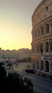 Roma Kolezyumu ve İtalya 'nın kalabalık caddesi. Kolezyum, Antik Roma döneminde şehir merkezinde inşa edildi. İtalya 'nın en popüler turistik merkezlerinden biridir. .
