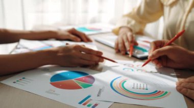 Girişimci şirket çalışanları birlikte çalışır, finansal veri raporlama ve planlama stratejisi, panorama videosundaki yaratıcı iş başarısı için pazarlama içeren renkli BI gösterge panelini analiz eder. Sinerjik
