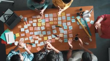 Akıllı proje yöneticisinin konuşmasının ve fikir ve alkışlamayı açıklamasının üst görüşü. İş dünyasının havadan görünüşü başarılı projeyi alkışlıyor. Toplantı odasında el çırpma takımının hava görüntüsü. Sempozyum.