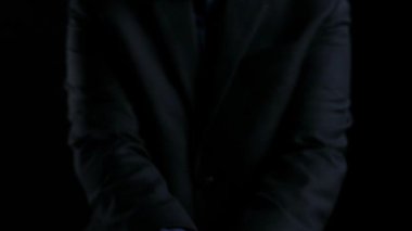 İş adamı, QC ve QA standartlarının karşılandığından emin olmak için katı kalite güvencesi protokolleri uyguluyor. Kalite güvencesi ile sertifikalı ürün mükemmelliğine ulaşmak. Kullanıcı Kimliği