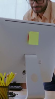 Mutlu iş kadını ve iş adamı modern ofiste sohbet ediyorlar. İş dünyası ve toplum konsepti.