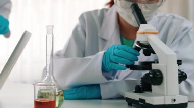 Laboratuvar araştırmacısı yeni bir ilaç geliştirir ya da tedavi eder. Laboratuvar tüpünde renkli kimyasal sıvı kullanır. Mikrobiyoloji uzmanlığı ve laboratuvar ekipmanları ile sağlık hizmetlerinin teknolojik gelişimi. Katı.