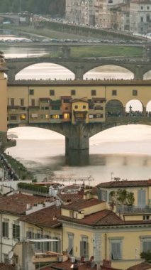 Florence Ponte Vecchio Köprüsü ve İtalya 'daki Skyline şehrinin zaman atlaması. Floransa, Toskana 'nın İtalyan bölgesinin başkentidir. Floransa, İtalya 'nın ortaçağ ticaretinin ve çağın en zengin şehirlerinin merkeziydi..