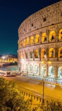 Roma Kolezyumu 'nun zaman aşımı ve İtalya' nın kalabalık caddesi. Kolezyum, Antik Roma döneminde şehir merkezinde inşa edildi. İtalya 'nın en popüler turistik merkezlerinden biridir. .