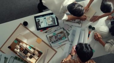 İç mimar tasarımcı dış tasarım hakkında konuşurken ve tartışırken mimar mühendis ekibinin yapışkan notlar yazıp ev modeline not yapıştırdığı yukarıdan aşağıya hava görüntüsü. Hizalama.