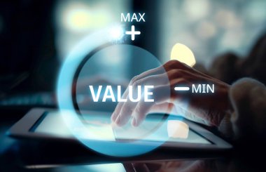 İş adamı değerli ERP sistemlerini koz olarak kullanıyor, değeri ve operasyonel verimliliği maksimuma çıkarıyor. En uygun değer ve performans için kaynakları ve değerli süreçleri en üst düzeye çıkarmaya odaklanmış. EIDE