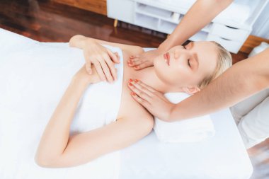Kafkasyalı kadın müşteri stres önleyici spa masajının keyfini çıkarıyor ve lüks otel ya da oteldeki gündüz açık ortam güzellik salonunda güzellik teniyle eğleniyor. Sessiz.