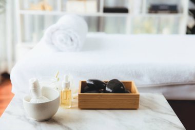 Lüks spa merkezindeki kaplıca masasında güzellik ve güzellik salonu aksesuarları. Spa masajı ve eğlence arka planı konsepti. Sessiz.